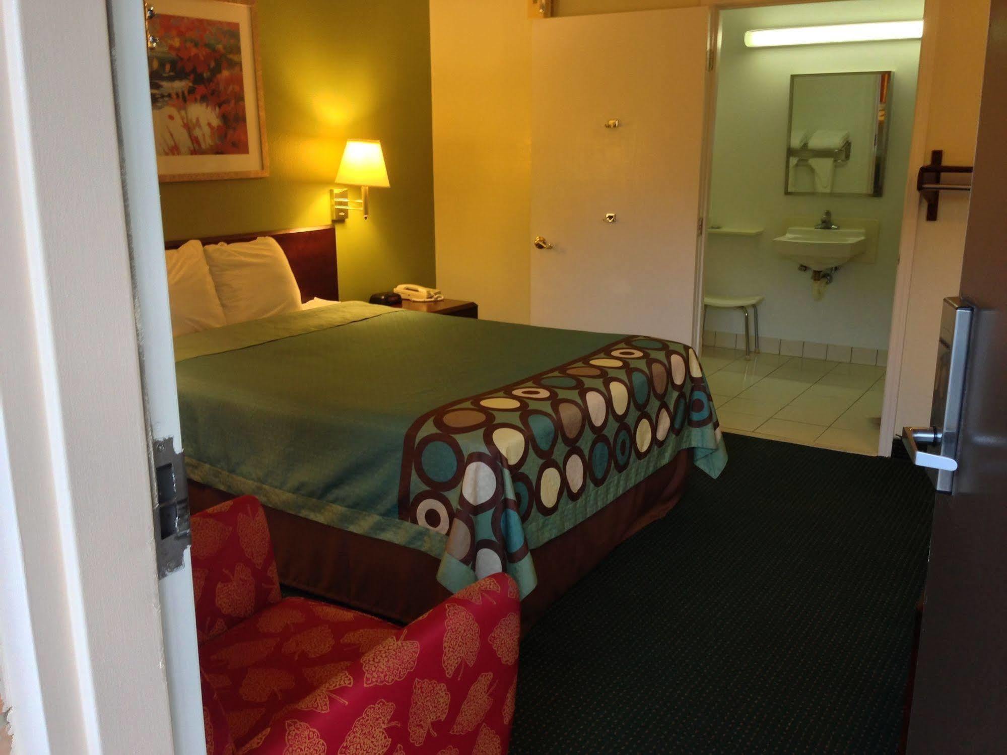 ซูเปอร์ 8 บาย วินด์แฮม ฟลอเรนซ์ Hotel ภายนอก รูปภาพ